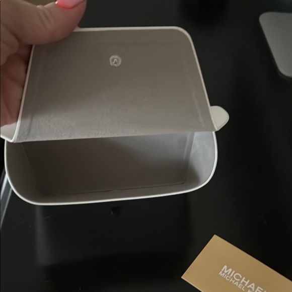 New! Michael Kors Cream Sunglasses Case - Picture 2 of 5